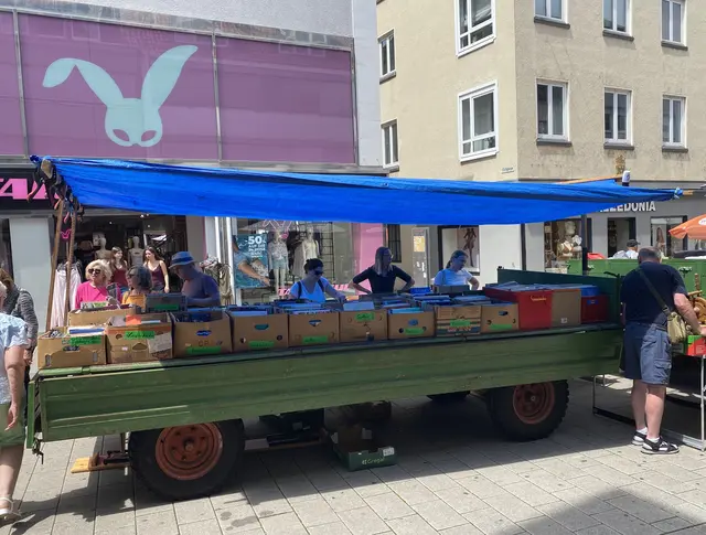 Die Bücher und Gebrauchtwaren wurden auf einem Traktoranhänger präsentiert  | Foto: Klaus Ries-Müller