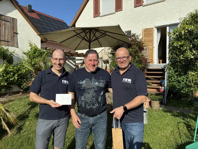 Geschenkübergabe an Timo Maurer durch Jörg Haueisen und Nico Weißert. | Foto: FBW-Eppingen
