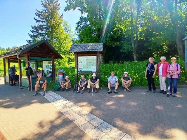 Am Haltepunkt warten wir auf die Bahn.  | Foto: sigischlottke