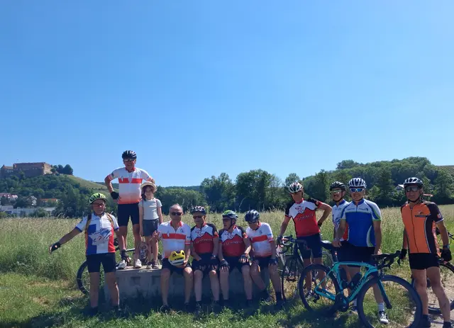 Radsportler vom SV Leingarten vor der Kulisse des Stettenfelser Schloßes | Foto: Urheberbild von Willi Frasch