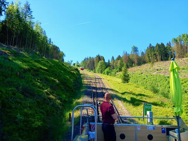Ui, von oben kommt eine weitere Bergbahn.  Wie die beiden wohl aneinander vorbei kommen? | Foto: sigischlottke