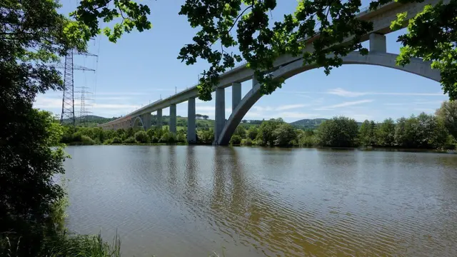 Ilmtalbrücke - eine zweigleisige Eisenbahnbrücke. | Foto: Lothar Winkler 