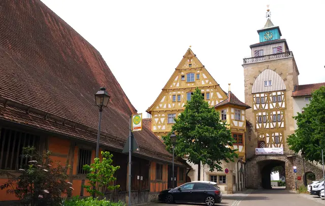 Das `Obere Tor`, links die alte Kelter und rechts das ehemalige Schloss von Markgröningen. | Foto: I. Reitz