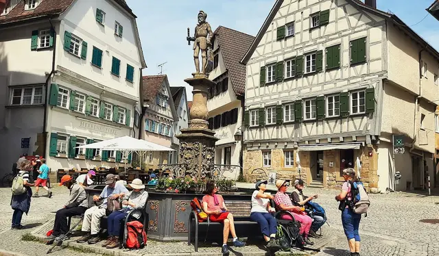 Am Brunnen auf dem Marktplatz wurde eine Pause eingelegt. | Foto: I. Reitz