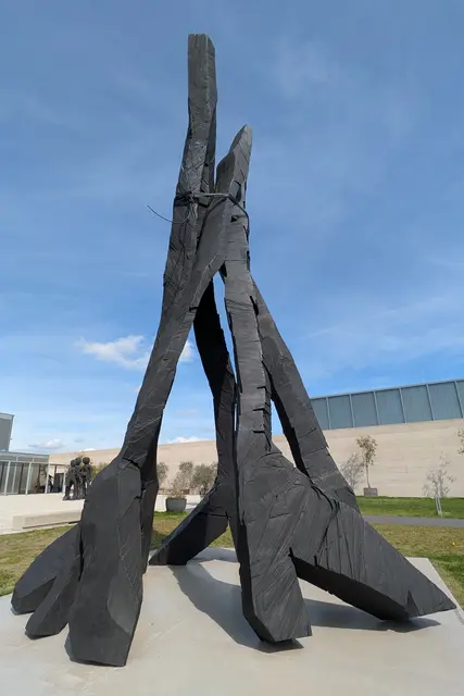 Georg Baselitz (geboren 23. Januar 1938 in Deutschbaselitz, verstorben 30. April 2026 in Salzburg):  
Zero Dom 2021, Bronze, patiniert
Sammlung Würth, Inv. 20722
Ort: Würth Skulpturengarten Künzelsau, zuvor im Zentrum von Paris vor der Académie Française aufgestellt (von Oktober 2021 bis März 2022)

 | Foto: Eigene Aufnahme _ Sammlung Würth 