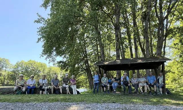 Gruppenbild am See - bei heißen Temperaturen im angenehm kühlen Schatten.   | Foto: Lothar Winkler 