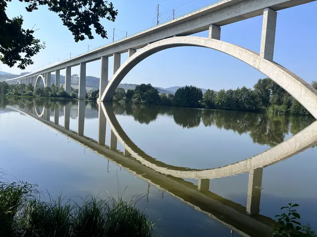 Archivbild  - Ilmtalbrücke mit wunderschöner Spiegelung.   | Foto: Lothar Winkler 