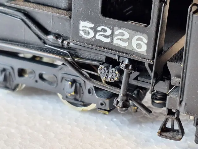 Als eines dieser Anbauteile wurde den Zuhörern die 2 Zylinder Dampfmaschine der mechanischen Feuerung (beim Vorbild dieser Lokomotive wurde als solche ein sog. Duplex Stoker eingebaut) in Form eines Messing Feingußteils gezeigt. Die Dampfmaschine befindet sich hinter der Feuerkiste in Fahrtrichtung links unter dem Führerhaus | Foto: ECH - Matthias Müller