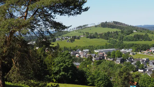 Ein Dorf schmiegt sich in das Hügelland  | Foto: Rainer Göser 
