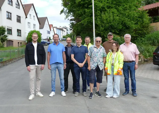 Zum Abschluss der Bauarbeiten im Nußbaumweg trafen sich die Projektbeteiligten vor Ort. Bürgermeister Herr Kraning, Bauleiter Herr Waitzmann von der Firma Klöpfer, Herr Pantle vom Verbandsbauamt sowie Vertreter der Gemeindeverwaltung und des Gemeinderats besichtigten gemeinsam die fertiggestellte Straße. | Foto: Gemeinde Oberstenfeld