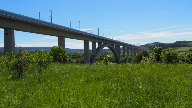 Die Ilmtalbrücke überspannt als längste Brücke Thüringens das Tal und auch die Teichlandschaft. | Foto: Rainer Göser 