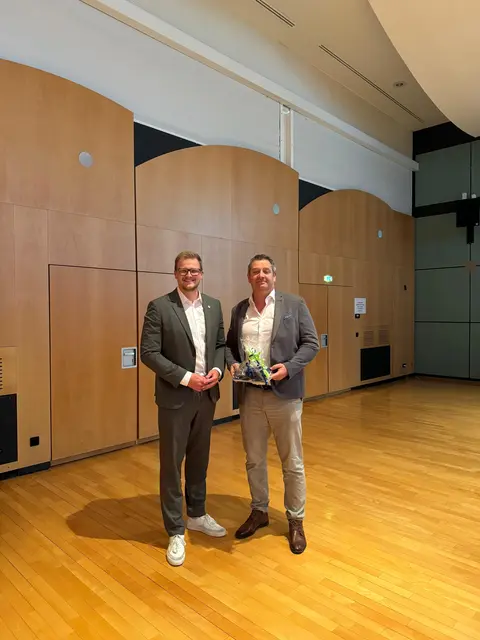 Bürgermeister Kai Kraning (links) heißt Alexander Deuring (rechts) herzlich im Gemeinderat willkommen. | Foto: Gemeinde Oberstenfeld 