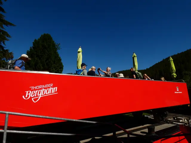 Die Wanderbande hat sich im Cabrio-Wagen ein Plätzchen gesucht und fährt nun "oben ohne" zur Bergstation.  | Foto: sigischlottke