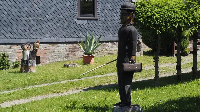 Nun sind wir in Cursdorf. 
Wer ist das? Ein Bergmann oder ? | Foto: Rainer Göser