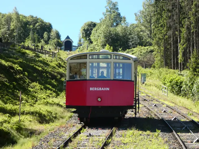 Da kommt der Bergbahn-Waggon "oben mit" 😁. Im Hintergrund sieht man den Bergbahnhof.   | Foto: sigischlottke