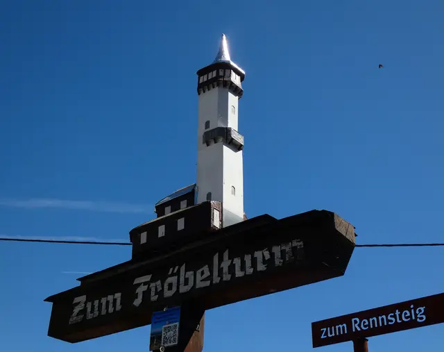 Wir waren umgestiegen,  noch kurz weitergefahren und nun machen wir uns auf die Wanderung zum Fröbelturm.   | Foto: sigischlottke