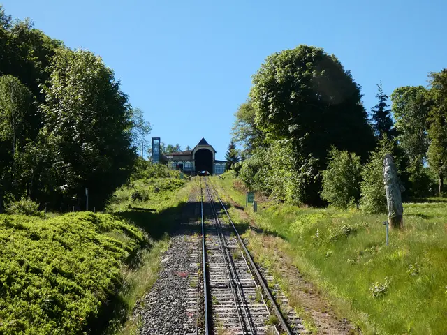 Oben der Bergbahnhof und rechts die Skulptur, die wie eine Schäferin aussieht.   | Foto: sigischlottke
