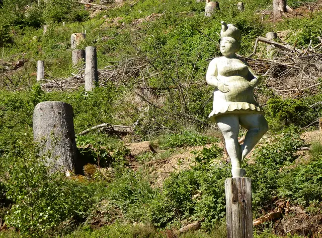 Am Wegesrand diese "Maid", die an die Porzellanherstellung der Region erinnern soll.  | Foto: sigischlottke