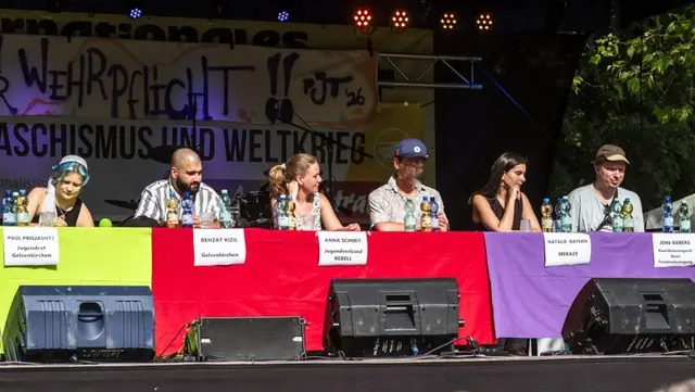 Überparteiliche Zusammenarbeit und solidarische Streitkultur: Podiumsdiskussion gegen die Wehrpflicht auf dem Internationalen Pfingstjugendtreffen in Gelsenkirchen  | Foto: MLPD