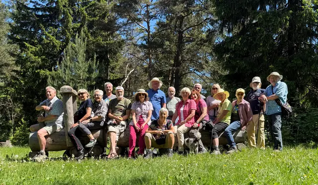Die Gruppe ist bester Dinge und hier ist ein schöner Platz für's Gruppenbild.   | Foto: Lothar Winkler 