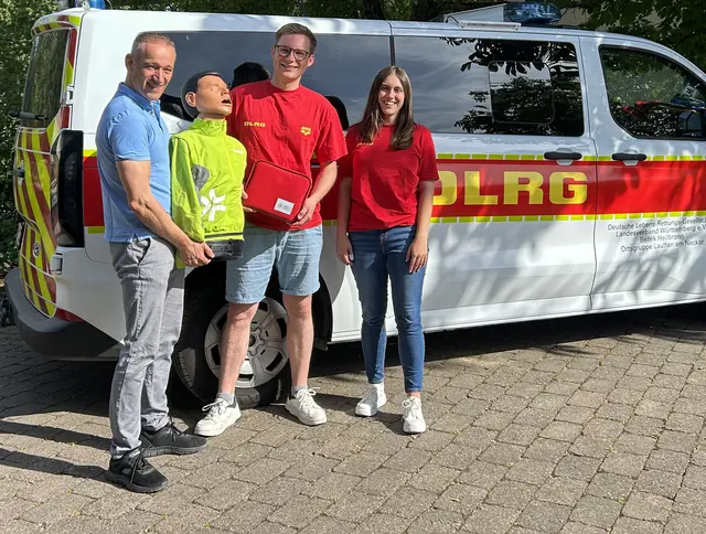 Frieder Schäfer übergibt die Puppe an Patrick Spahr und Celine Krill. | Foto: gb