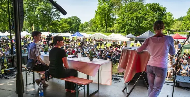 Gut besuchte 'open air' - Bildungsveranstaltung zur Geschichte der sozialistischen Jugendbewegung. Referentin war die Parteivorsitzende der MLPD, Gabi Fechtner. | Foto: MLPD
