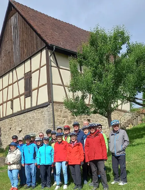 Radler aus Westernhausen vor den Grünkerndarren in Altheim | Foto: Martin Hirn