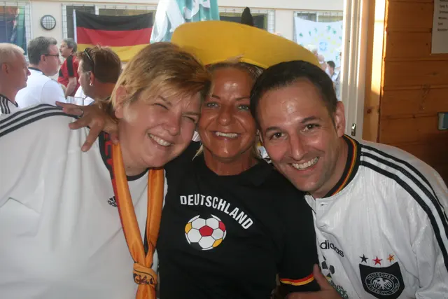 Fußballfans mit Trikots an