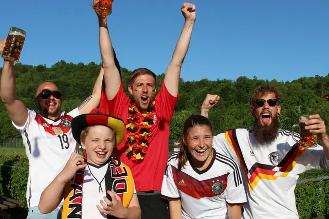 Jubelnde Fußballfans