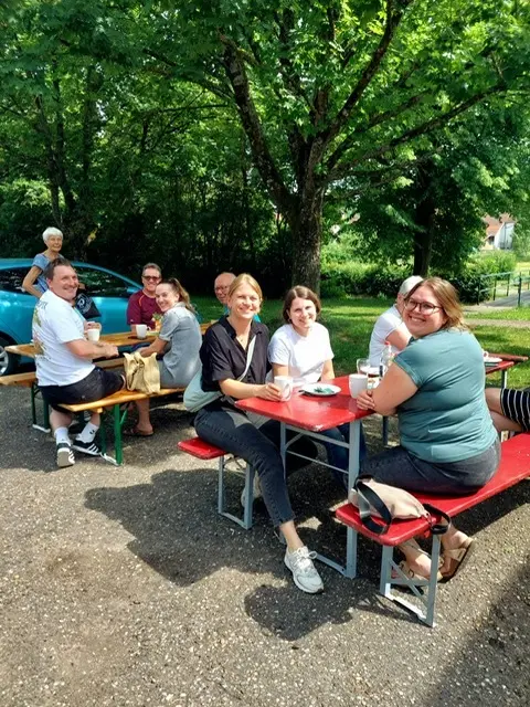Beim Büchercafé konnten die Besucher/innen auch  unter den schattigen Bäumen vor dem Sängerheim Kaffee und Kuchen genießen | Foto: Anita Bühler