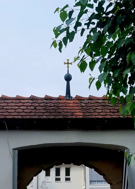 Im Schlosshof begann und endete der historische Rundgang durch Kirchhausen. Im Anschluss konnten die Teilnehmer Getränke und eine Grillwurst genießen und bei einem Plausch die vielen Neuigkeiten über den Ort schon ein wenig verarbeiten. Was für eine tolle Idee der Führung einen Rahmen zu geben. | Foto: WandernGabyErich