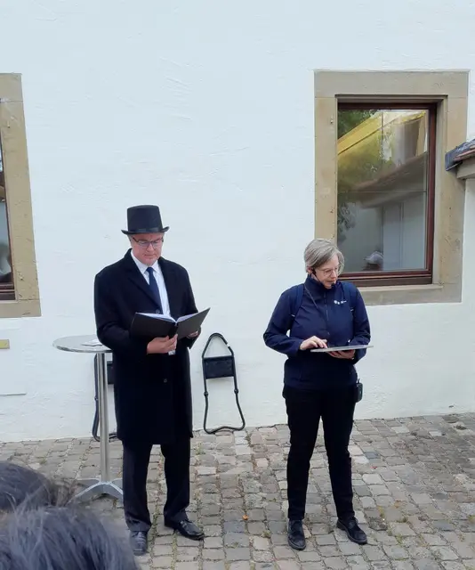 Ignaz Pfau, bisher den meisten Teilnehmern unbekannt, hat sich 1844 als Geschichtsschreiber von Kirchhausen einen Namen gemacht und kam für den heutigen Rundgang in seinen Heimatort zurück. | Foto: WandernGabyErich