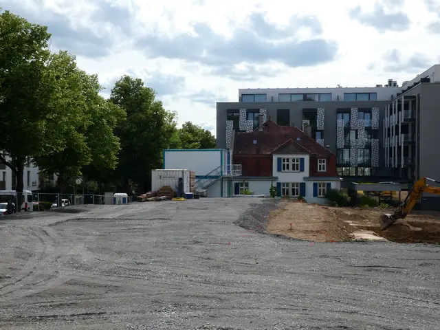 Rechts neben der planierten Fläche wird in der Baugrube gebaggert.  | Foto: sigischlottke