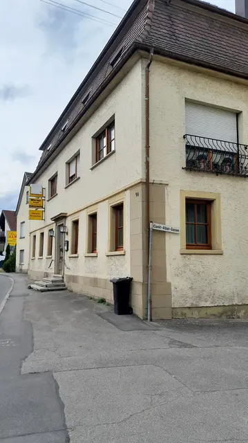 Sehr berührt war Ignaz Pfau darüber, dass das Wirthaus, in dem er aufgewachsen ist, heute nur noch als Wohn- und Geschäftshaus genutzt wird. | Foto: WandernGabyErich