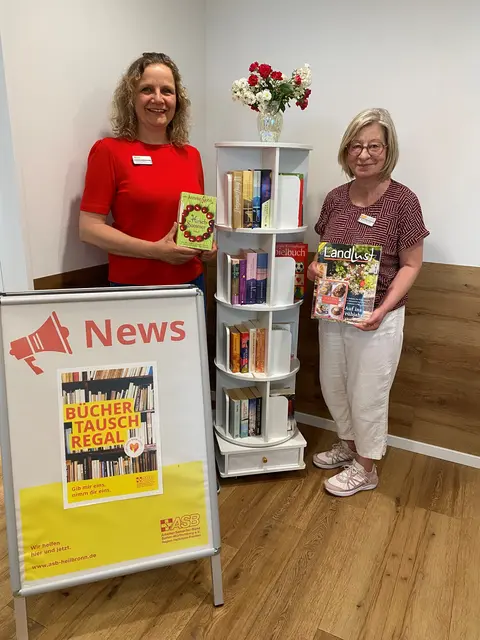 Lust auf Lesen? Das Team der ASB-Tagespflege in Möckmühl vor dem neuen Büchertauschregal. | Foto: ASB Region Heilbronn-Franken
