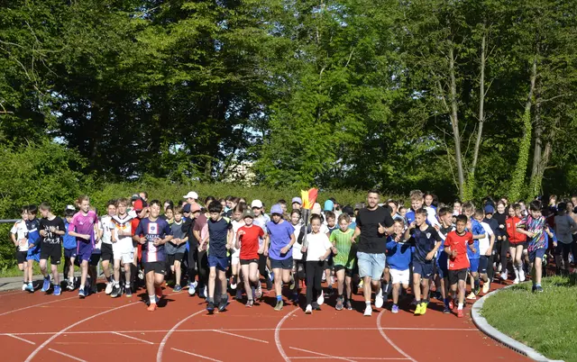 Die Bundesjugendspiele starteten mit einer gemeinsamen Stadionrunde mit symbolischer Fackel. | Foto: Robinson Carvajal