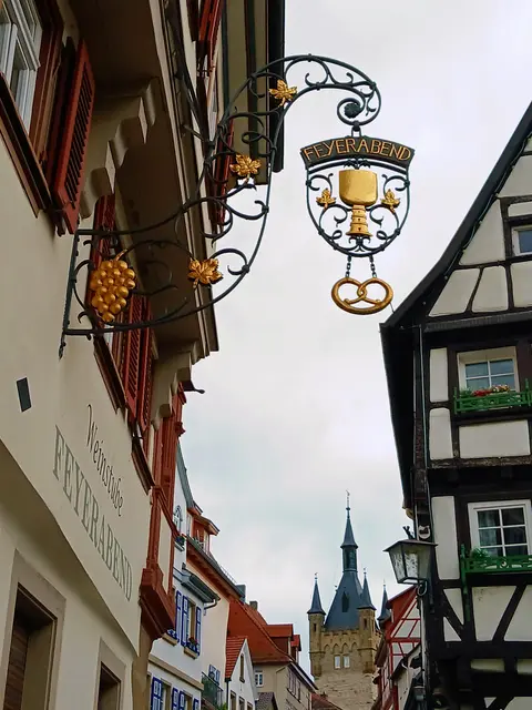 Das schöne Schild der Weinstube und der Blaue Turm harmonieren wunderbar.   | Foto: sigischlottke
