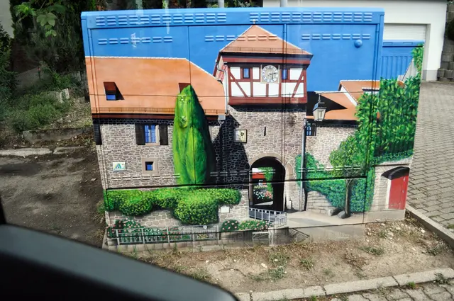 Blick aus dem Busfenster. Dieser schön gestaltete Verteilerkasten lässt uns schon erahnen was wir gleich zu sehen bekommen. | Foto: Daniela Somers