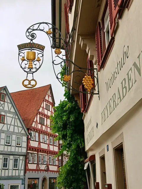 Schönes Ensemble - die historische Weinstube mit dem schönen Schild und die tollen Fachwerkhäuser.   | Foto: sigischlottke