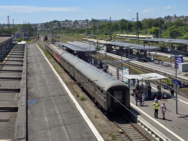 und auf der Blitzbrücke.
Die Personenwagen noch ohne Lok. | Foto: Heidrun Rosenberger