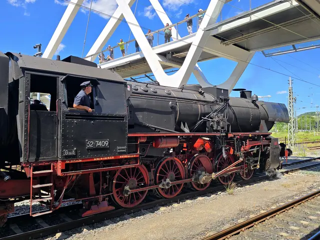 Ausfahrt aus dem Heilbronner Hauptbahnhof, zweite Fahrt am heutigen Tag um 14.30 Uhr nach Heidelberg.  | Foto: Heidrun Rosenberger
