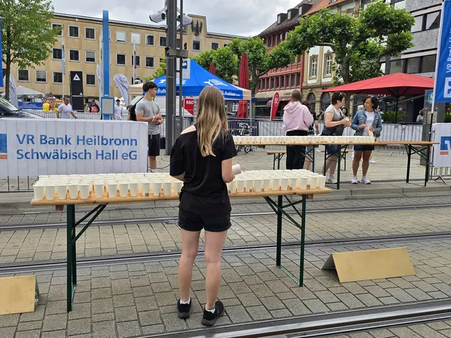 Die Getränkebecher werden schon bereitgestellt. | Foto: Heidrun Rosenberger