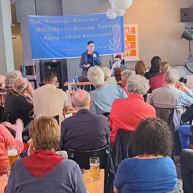 Gewerkschafterin Ulrike Eifler sprach über Militarisierung und Sozialabbau | Foto: Heilbronner Friedensrat