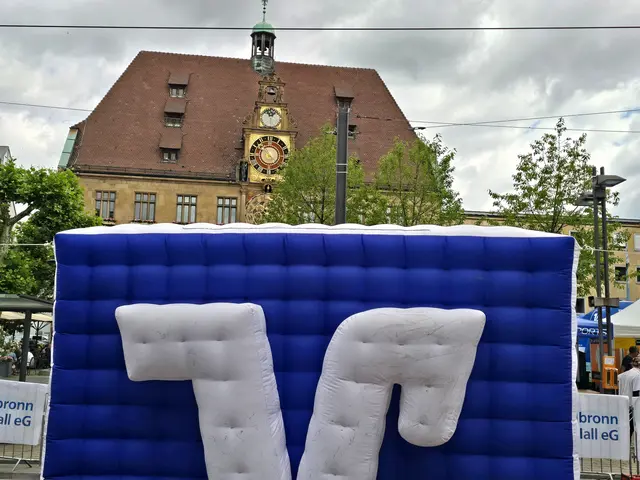 Die Sportler sind nun auf den Rädern im Zabergäu unterwegs. Zeit, um den Marktplatz zu besuchen. | Foto: Heidrun Rosenberger