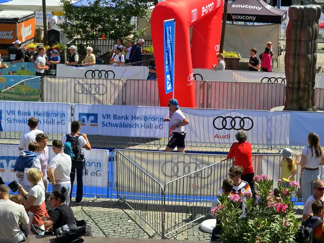währenddessen biegen immer mehr Athleten der vorherigen Gruppen auf die Zielgerade auf dem Marktplatz ein. | Foto: Heidrun Rosenberger