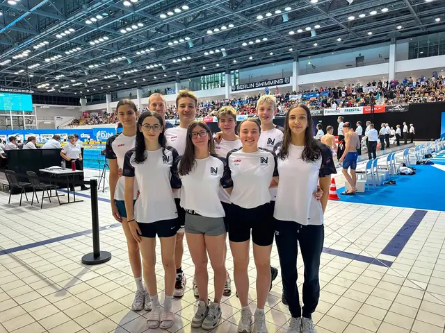 Die Neckarsulmer Schwimmer:innen mit Trainer Paul Harloff bei den Deutschen Jahrgangsmeisterschaften in Berlin. | Foto: Sport-Union Neckarsulm