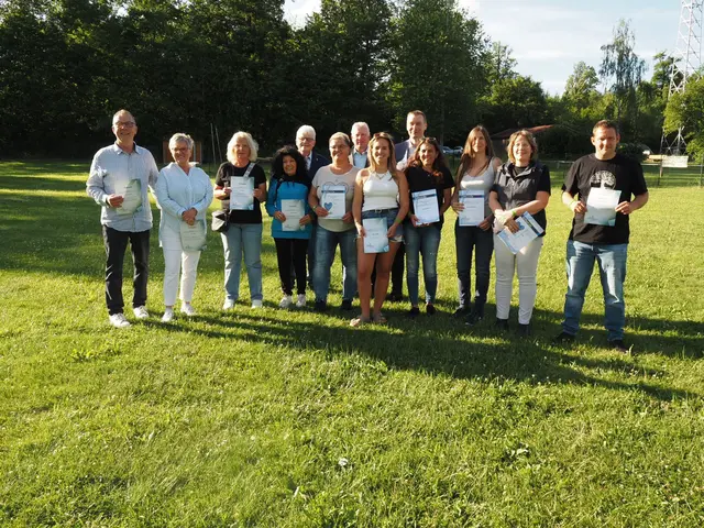 v. l. Ehrenvorsitzender Torsten Hahn, Elke Hahn, Iris Bauer, Margot Oehmig (20 Jahre) Erhard Geörg Ortsvorsteher, Tanja Wolf (Ausbilder 15 Jahre), Heiko Hagner stell. BM, Elisa Wolf 1. Vorsitzende (Ausb. 10 Jahre), Nicole Bucher (Au. 10), Bianca Schiek ( Au. 10), Simone Laube (Au. 5), Christian Hahn (20) | Foto: Elisa Wolf