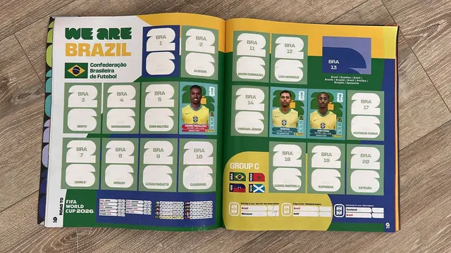 aufgeschlagenes Sticker-Album für Fußballspieler-Bilder