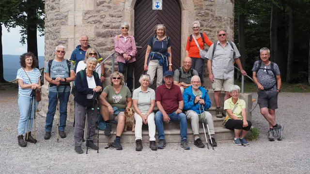 Ein schöner Platz für's Gruppenbild:
Die Wanderer sitzen dem Kickelhahn-Turm zu Füßen 😊. Da wurde gleich doppelt fotografiert. | Foto: Rainer Göser 