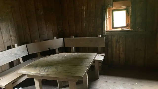 Das schlichte Innere der Hütte.   | Foto: Rainer Göser